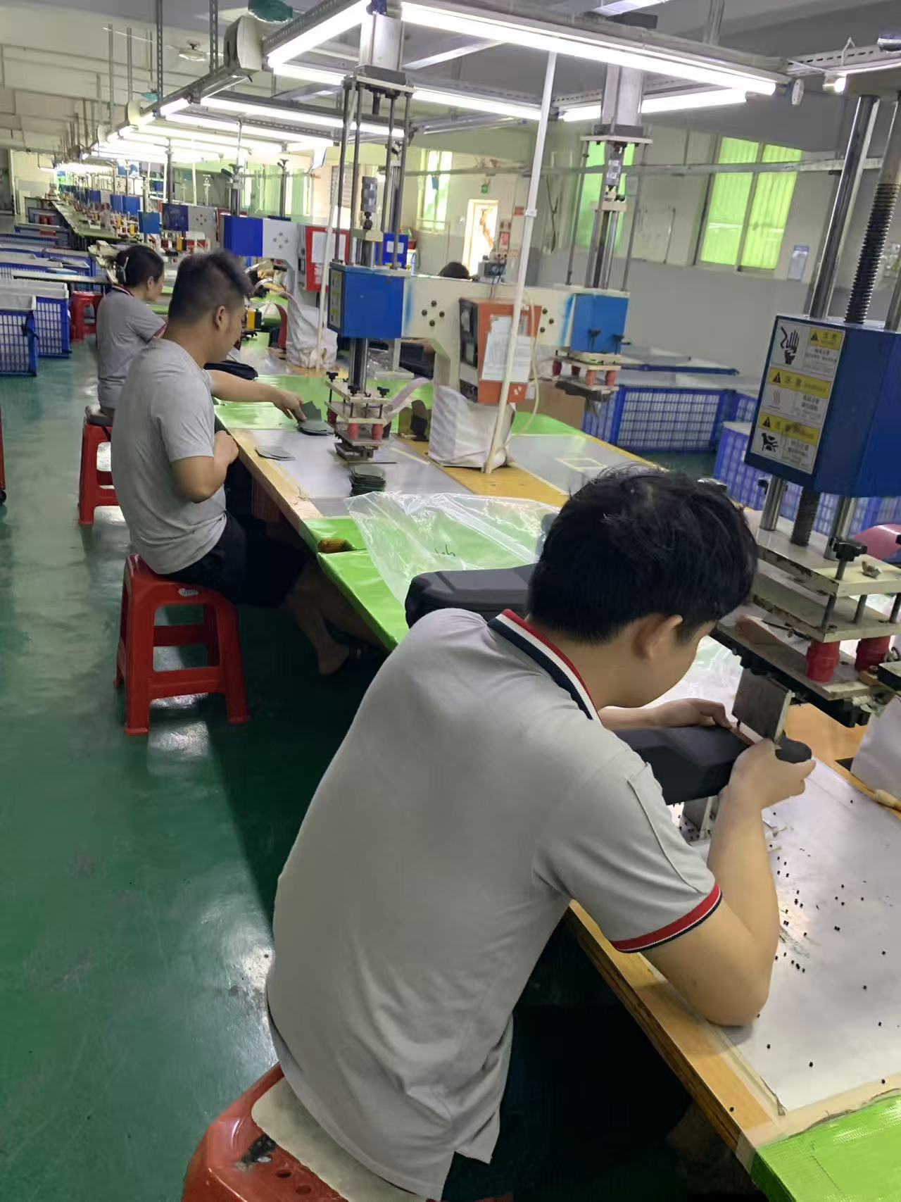 High-frequency welding workshop in Dongguan running bicycle frame bag panels